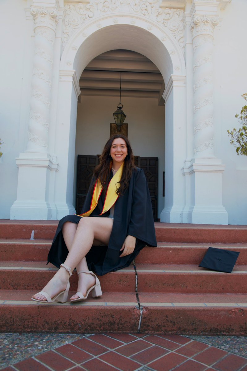 Hannah__pilgrim's tweet photo. I can’t believe I graduate in a week 😳 https://t.co/IVoaszlvUp