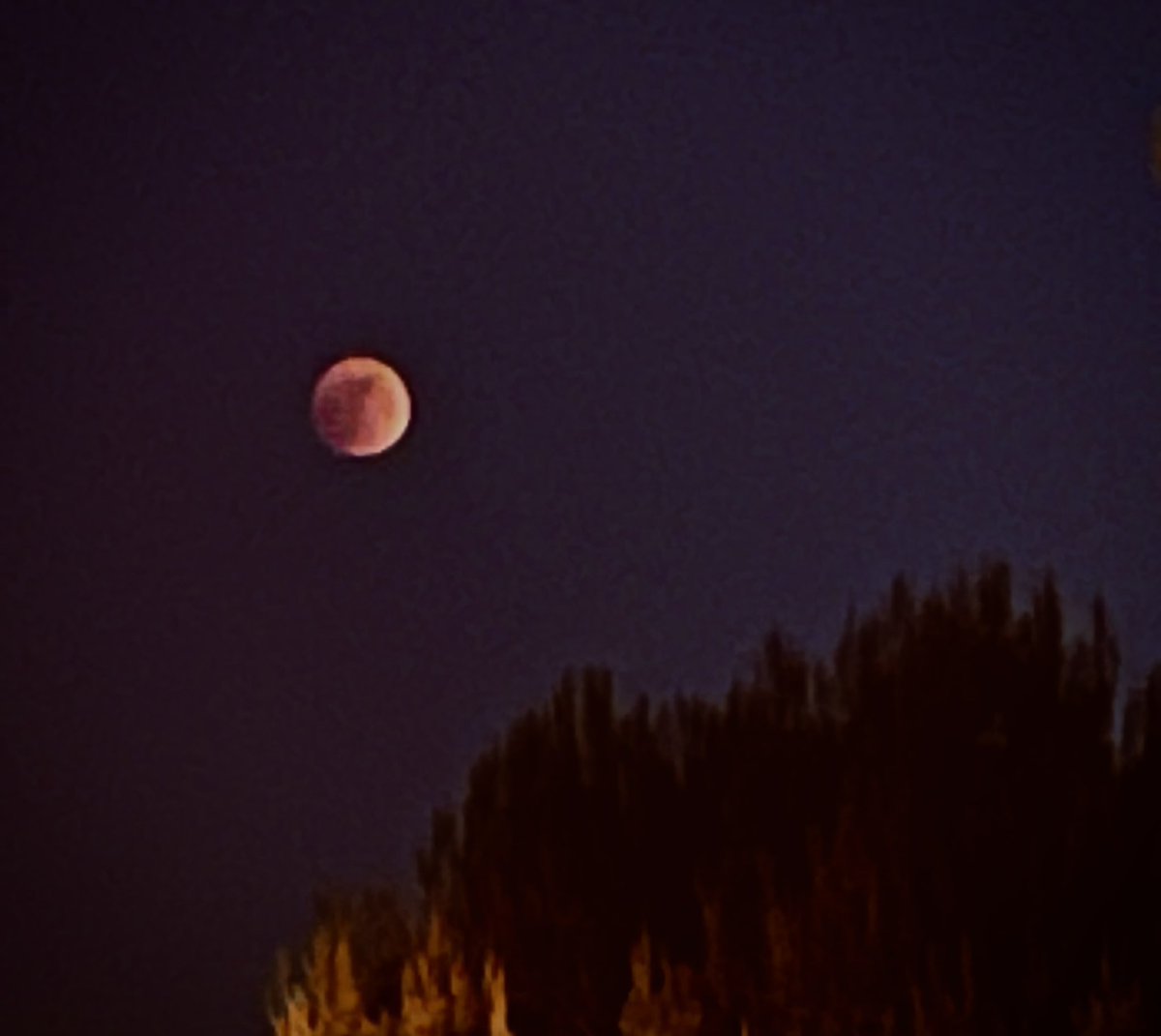 The blood moon over #SoCal tonight via a iPhone in city lights #TotalLunarEclipse #lunareclipse2022