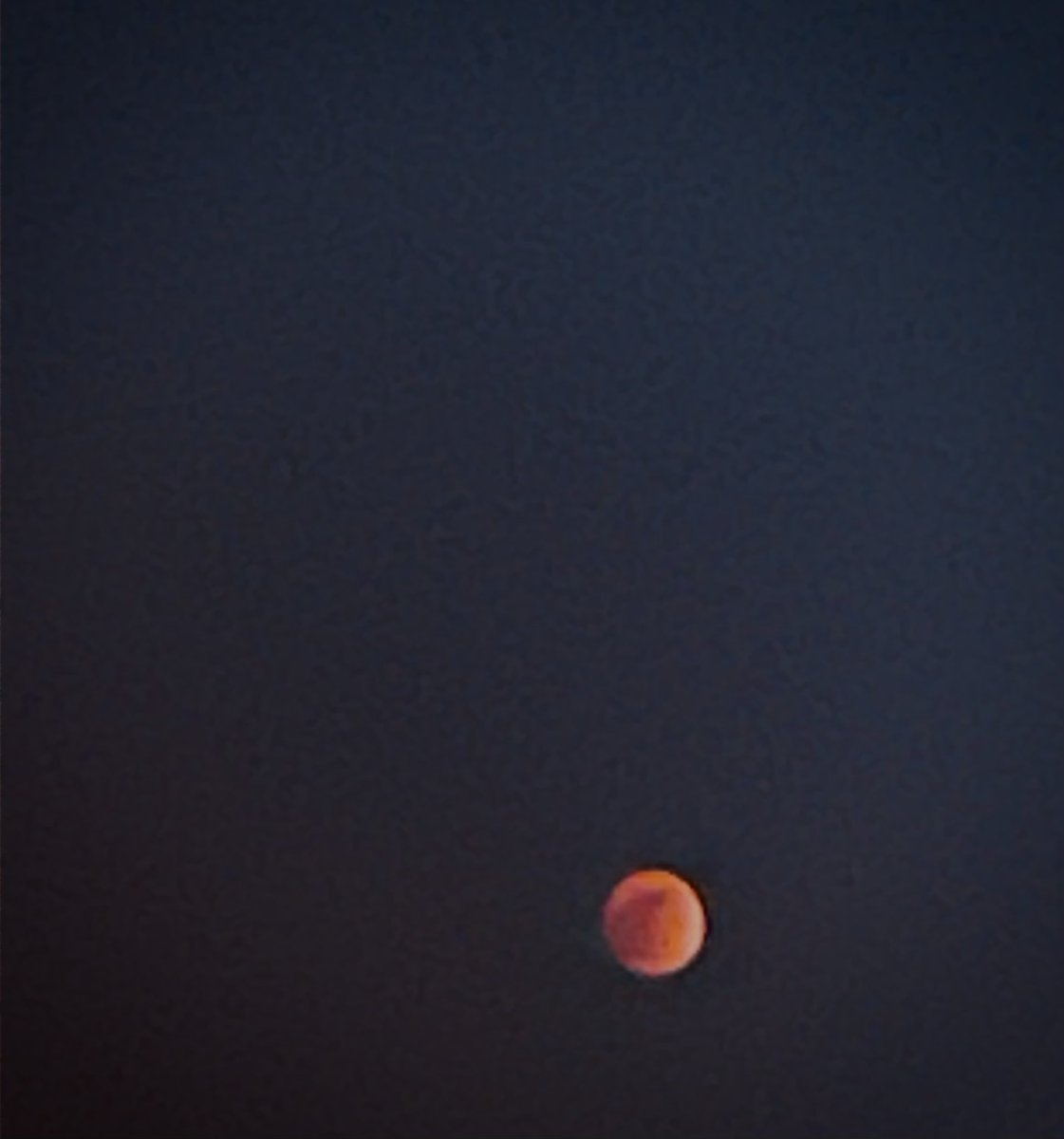Samx18's tweet photo. The blood moon over #SoCal tonight via a iPhone in city lights #TotalLunarEclipse #lunareclipse2022 https://t.co/ZczncXnO0E