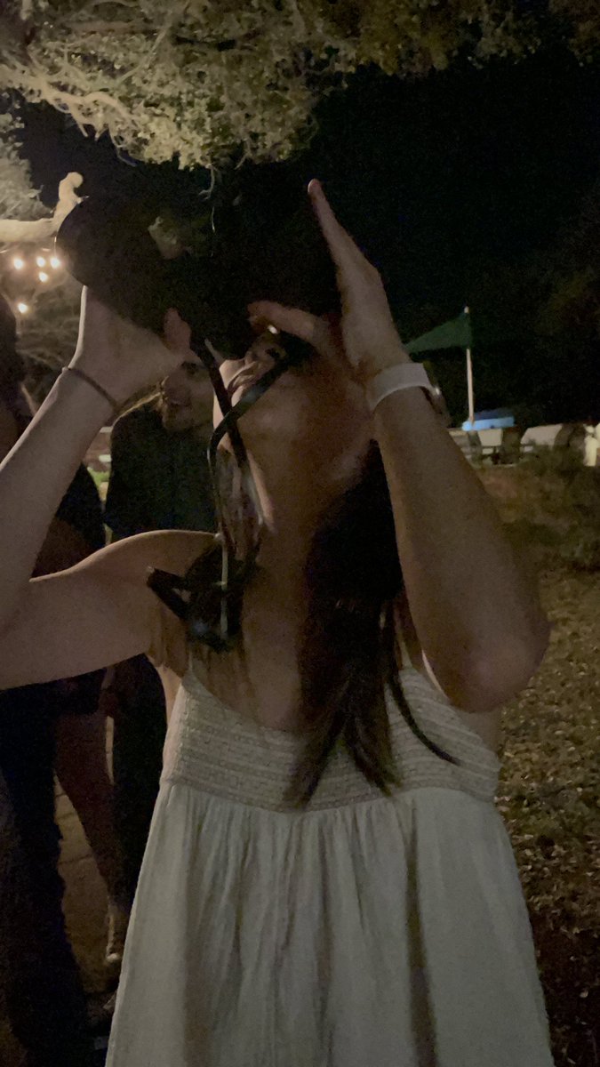crayyray's tweet photo. @dominique41995 Is this you looking for the moon in the wrong direction? https://t.co/cPnHEbc8ko