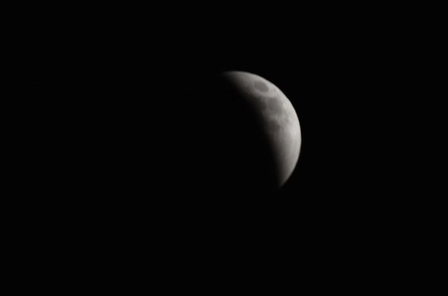 EthanRosuckWX's tweet photo. Tonight’s total lunar #Eclipse from downtown Rockford. Pics by @alirasper4 🌕🌕 absolutely fantastic! @NWSChicago https://t.co/tA3l4REeaK