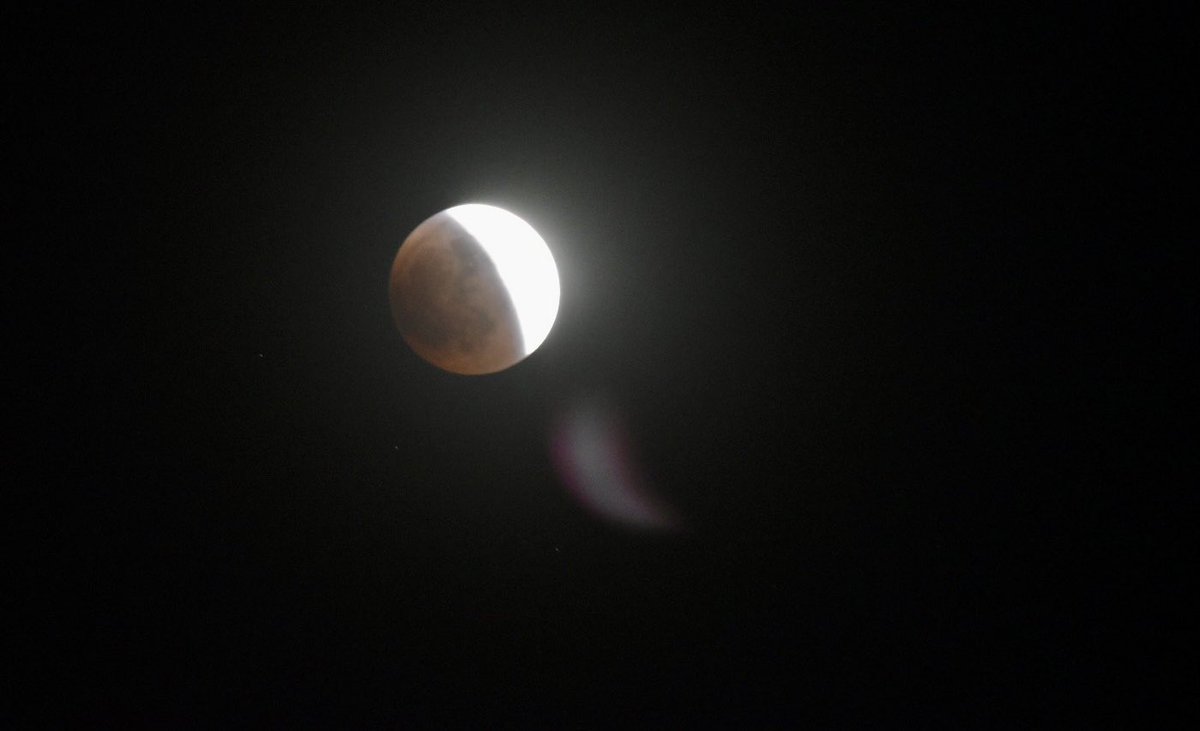 EthanRosuckWX's tweet photo. Tonight’s total lunar #Eclipse from downtown Rockford. Pics by @alirasper4 🌕🌕 absolutely fantastic! @NWSChicago https://t.co/tA3l4REeaK