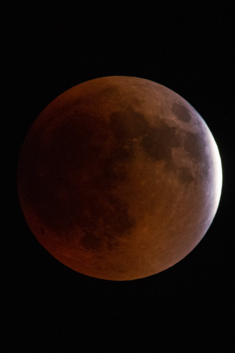 JPMajor's tweet photo. Tonight's #SuperFlowerBloodMoon just before totality https://t.co/9gobyZR4uo