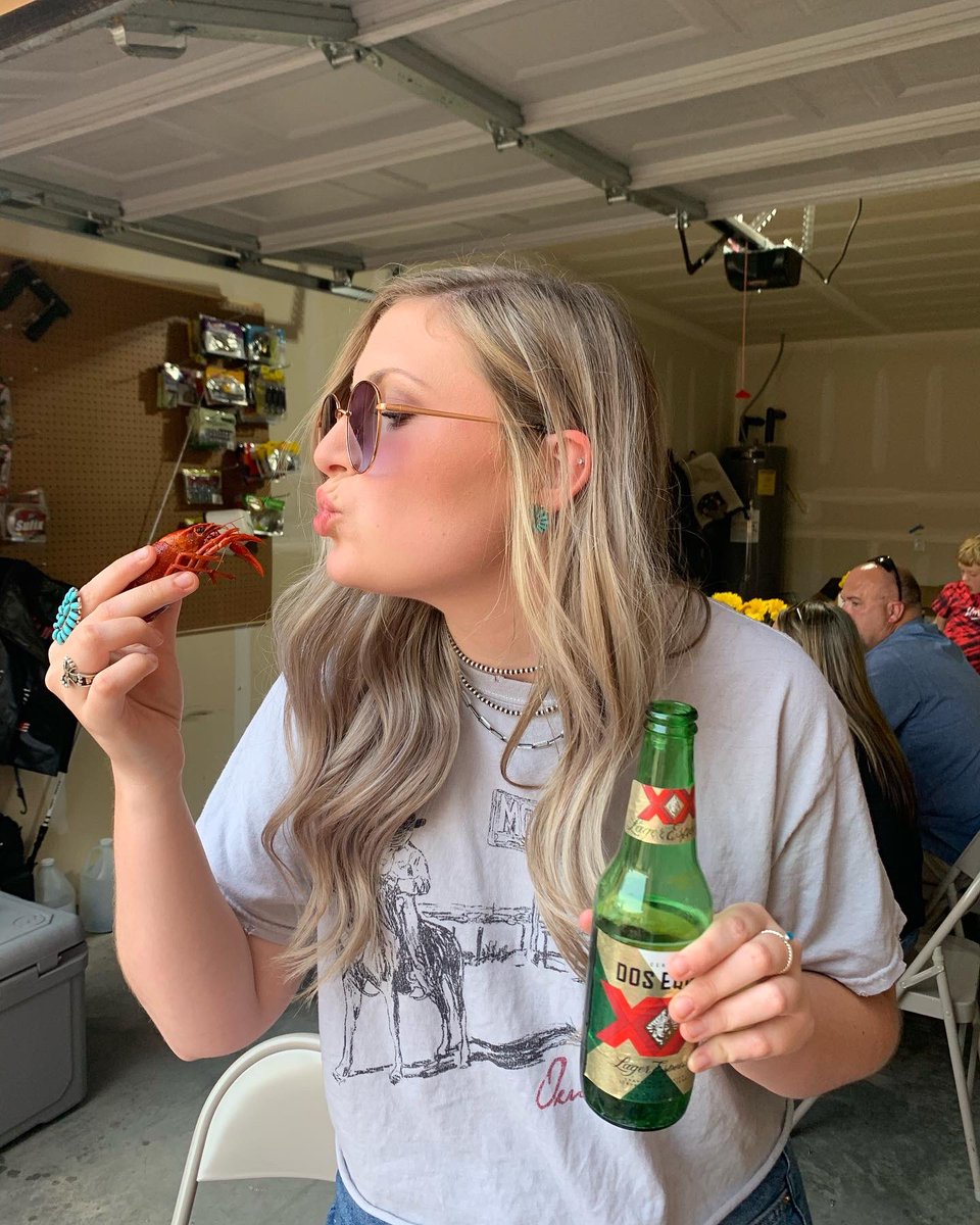 SydneyHowell28's tweet photo. BIG crawfish girl https://t.co/pyN7BeYM4k