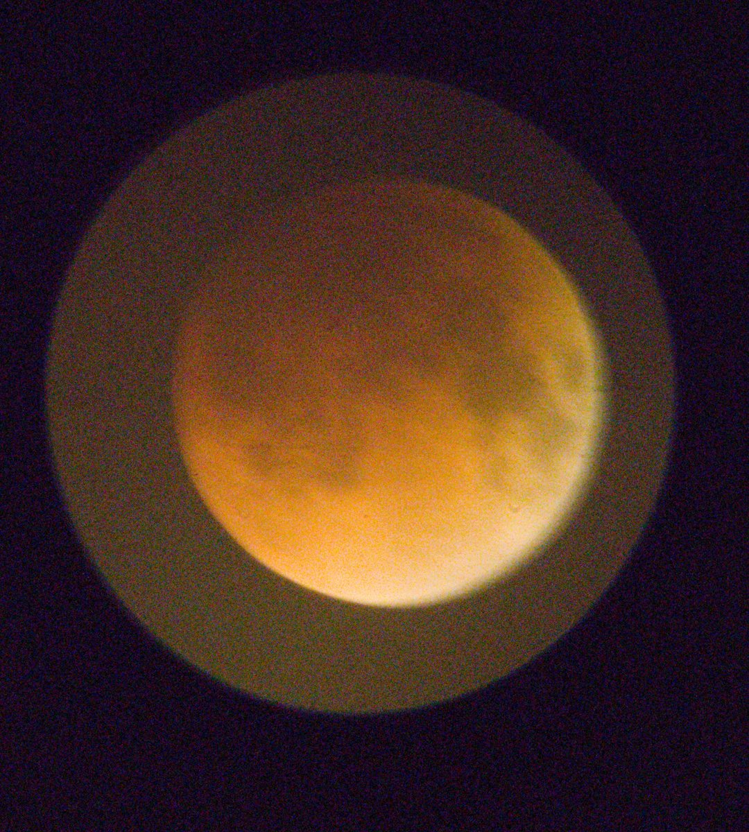 mushu5263's tweet photo. #Eclipseentn #eclipseTN Por ratos se nubla. Pero se ve. Mi vieja me hizo el aguante y andamos viendo los dos 😋 https://t.co/KhcZ290Ee5