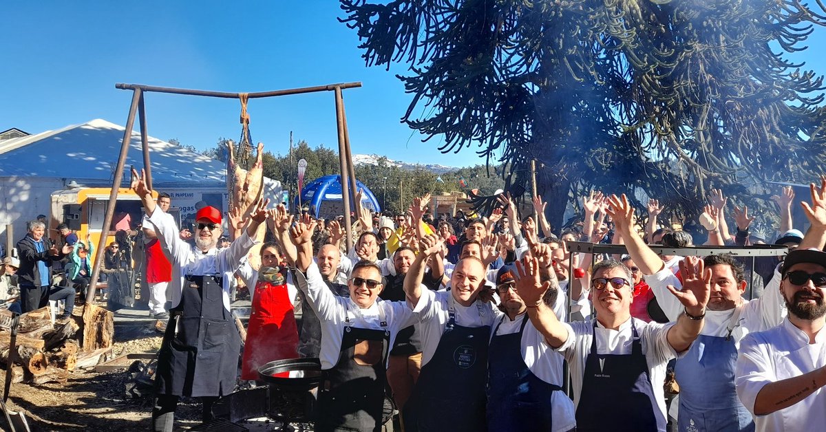 rtn_neuquen's tweet photo. Fin a la 16° Edición del Festival del Chef Patagónico. Cobertura especial de #Rtn 👇cocinaron más de 30 Chef en clases Magistrales. Participaron productores locales y de distintos puntos del país. Unas 20.000 personas la disfrutaron.. https://t.co/mLLwhyBhar