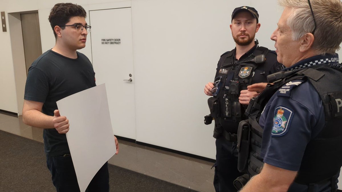 DrewPavlou's tweet photo. The Brisbane Chinese Consulate have called Queensland police on me for holding a blank sign in protest against CCP censorship https://t.co/kJ9Iujvtvx