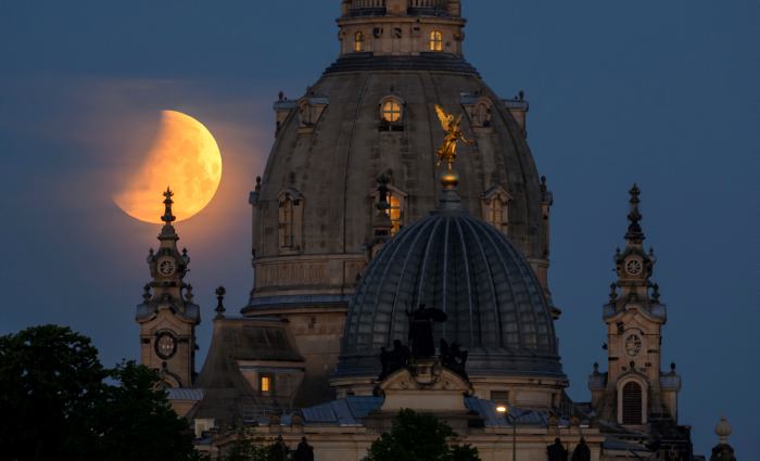 ElUniversalCtg's tweet photo. #EclipseLunar Así se vive el eclipse lunar desde diferentes partes del mundo https://t.co/rV7wlycSbh https://t.co/5wpGv1gQtt