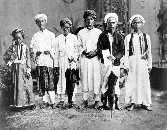 one_moslem1's tweet photo. Foto diambil oleh mata" Belanda Snouck Hurgronje yg masuk Islam hanya utk tipu daya ingin menghancurkan Islam di Nusantara.

Jadi jelas ya, busana Islam di Nusantara ya dari dulu emang sudah seperti itu. 
Sumber :
https://t.co/ootrGCMGXD https://t.co/EVVYdrJL8Q