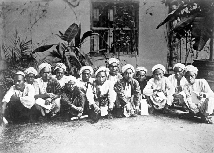 one_moslem1's tweet photo. Foto diambil oleh mata" Belanda Snouck Hurgronje yg masuk Islam hanya utk tipu daya ingin menghancurkan Islam di Nusantara.

Jadi jelas ya, busana Islam di Nusantara ya dari dulu emang sudah seperti itu. 
Sumber :
https://t.co/ootrGCMGXD https://t.co/EVVYdrJL8Q