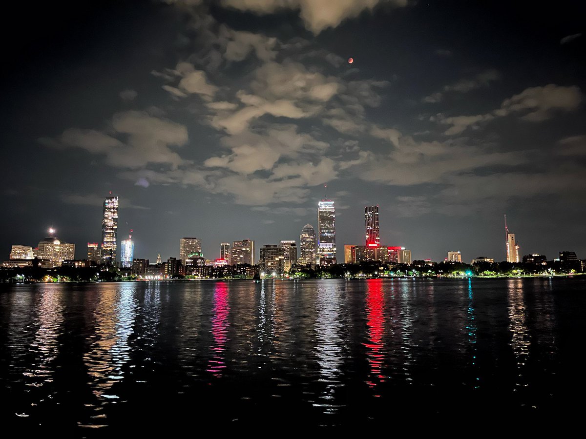 Lunar eclipse on the the International Day of Light! Happy IDL! <a href="/IDLofficial/">International Day of Light 16 May</a> #lunareclipse2022 #IDL2022 #LightDay2022