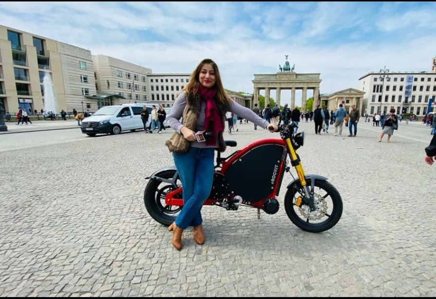 BhatSakal's tweet photo. World's Fastest bike E ROCKIT from iconic #brandenberg
Hitting roads of planet Earth soon
#Germany
#berlin
Throwback #StoriesWellTold https://t.co/2FVELcMaKA