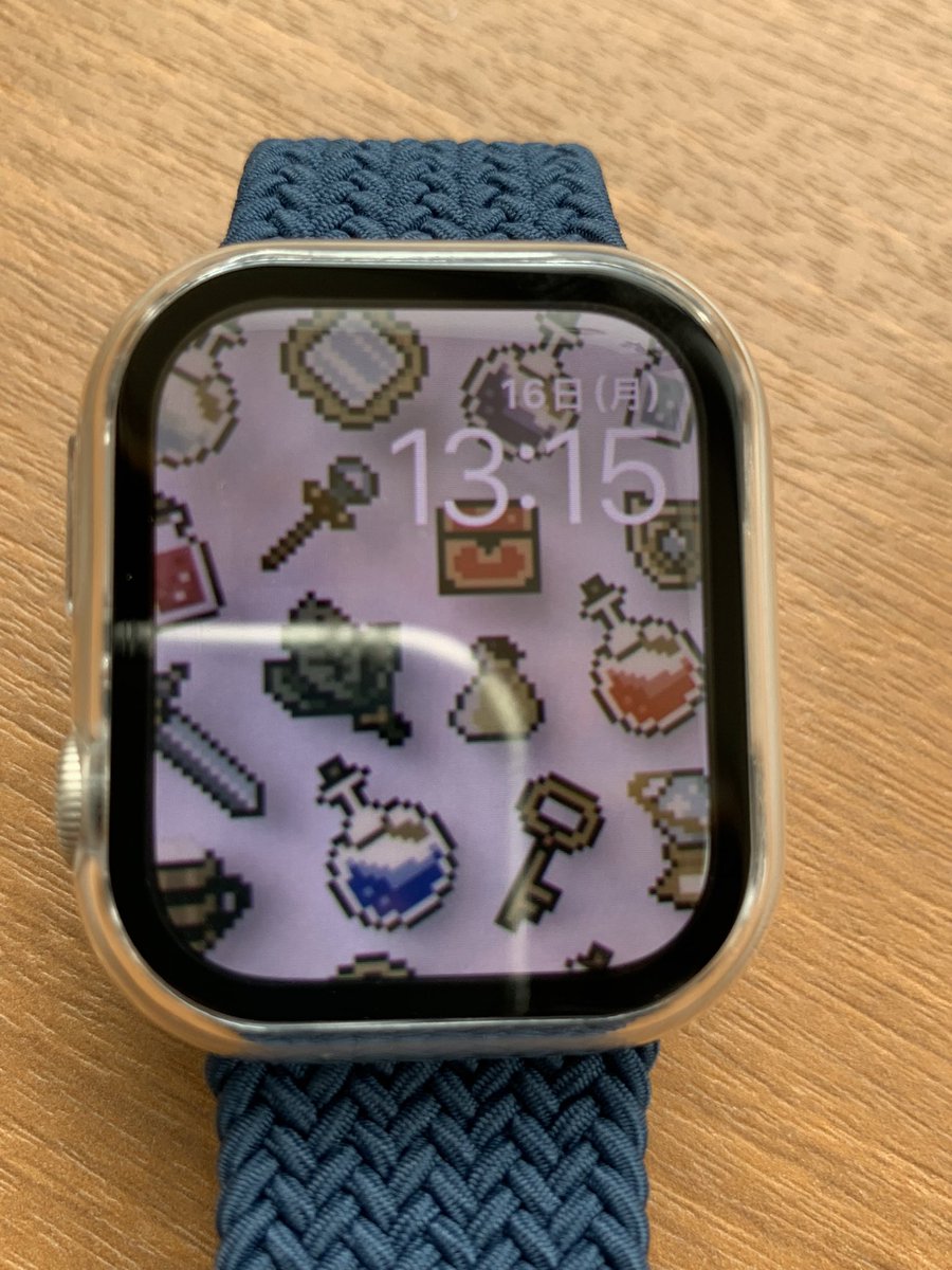 いろいろ映り込んできれいに撮れない💦
<a href="/witchshathut/">Witch's Hat Hut -RPGなドット絵アイテムのお店-</a>さんで買ったクリアファイルを撮って、文字盤に設定してみました！😊
しばらくはこれでいこう💕💕💕