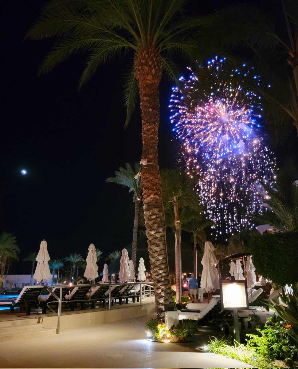 CarrieTergin's tweet photo. Lunar Eclipse Super Flower Blood Moon on the left and fireworks on the right! #CaboAzul https://t.co/XvscSC6jbg