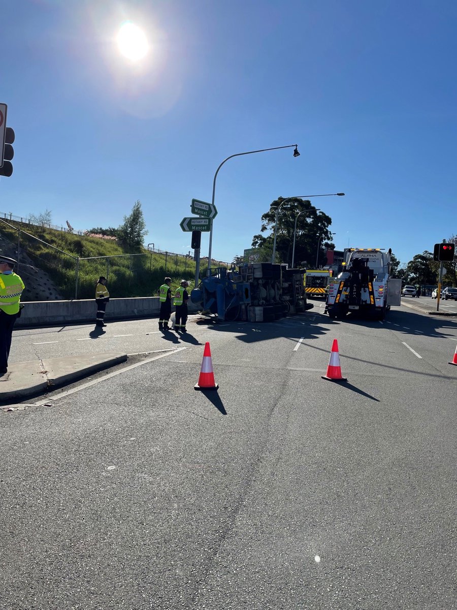 LiveTrafficSyd's tweet photo. MASCOT: Botany Rd is closed northbound at Wentworth Ave due to a truck crash. Wentworth Ave is also closed  eastbound at General Holmes Dr. Avoid the area. Detours available: https://t.co/aHKe99MCNs https://t.co/2AhCdgKgtn