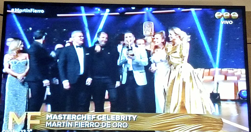 MiguensMercedes's tweet photo. Lo decreto la @VXipolitakisOK con su vestido de oro 🤭 Merecidisimo el Martin Fierro de Oro para MasterChef 👏🏼👏🏼👏🏼 #MartinFierroDeOro #MasterChef #masterchefargentina #MartinFierro #MartinFierro2022 #MartinFierroTelefe https://t.co/4jmq4B3wxB