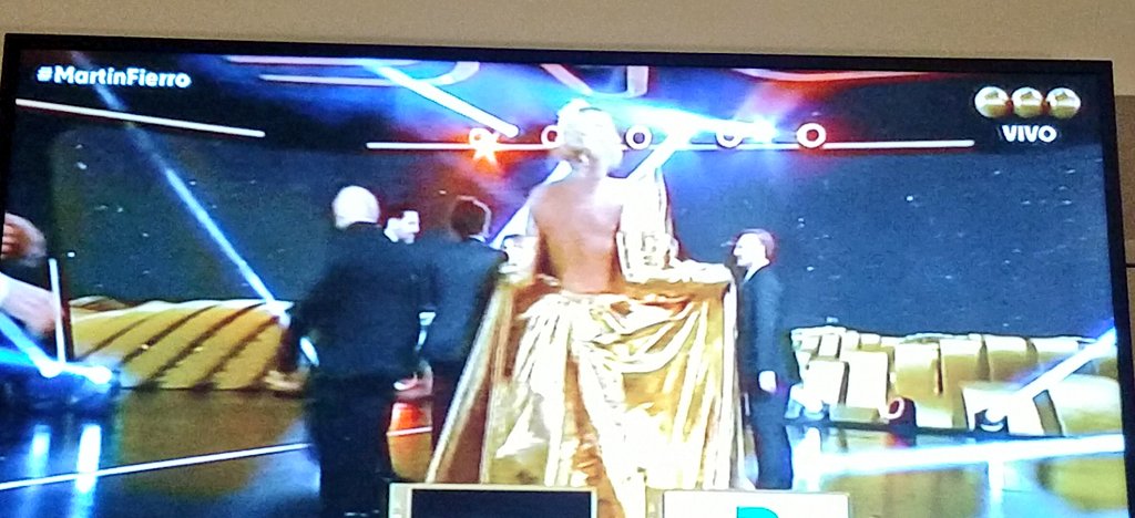 MiguensMercedes's tweet photo. Lo decreto la @VXipolitakisOK con su vestido de oro 🤭 Merecidisimo el Martin Fierro de Oro para MasterChef 👏🏼👏🏼👏🏼 #MartinFierroDeOro #MasterChef #masterchefargentina #MartinFierro #MartinFierro2022 #MartinFierroTelefe https://t.co/4jmq4B3wxB