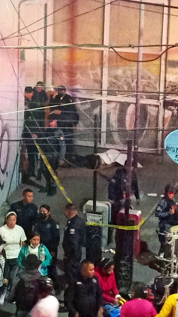 MrElDiablo8's tweet photo. Una persona murió al exterior del Metro Los Reyes, @Edomex; testigos señalan que se trató de una riña. 
La @FiscaliaEdomex ya indaga los hechos. 

QEPD https://t.co/ZXef4mgUpG