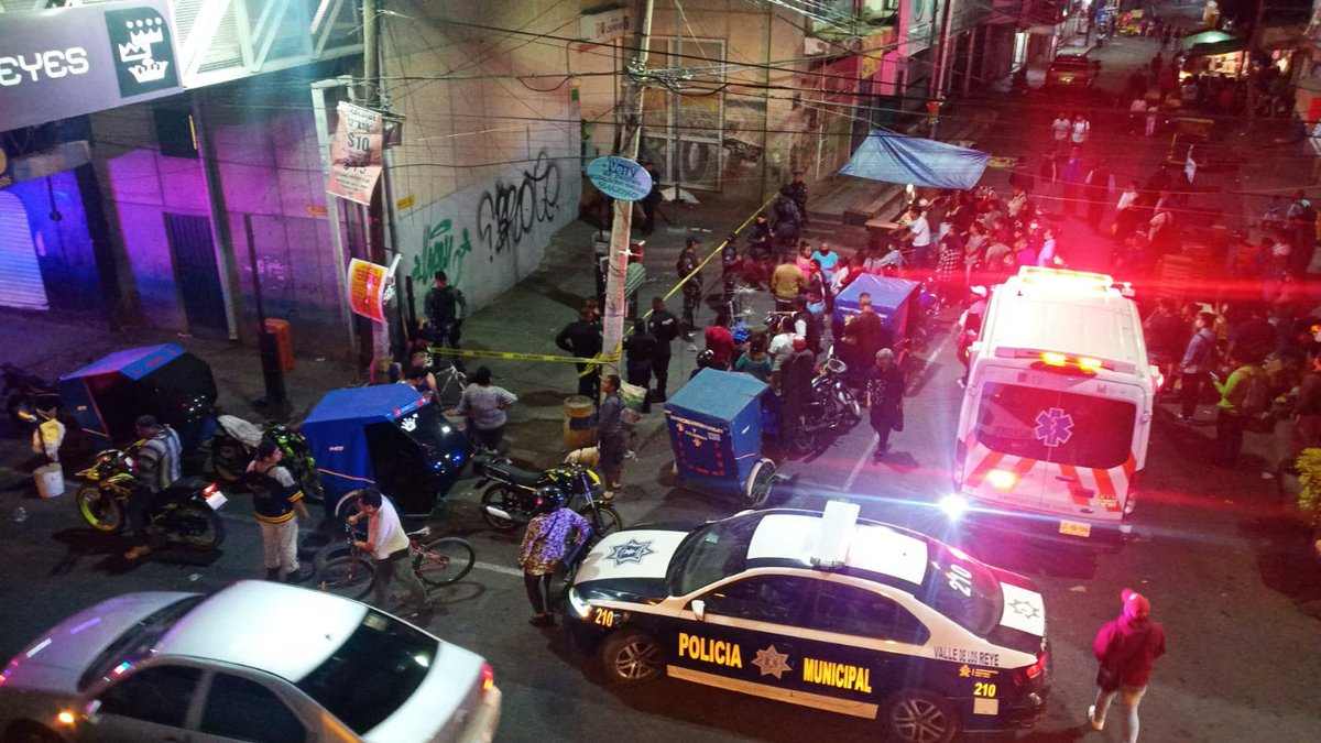 MrElDiablo8's tweet photo. Una persona murió al exterior del Metro Los Reyes, @Edomex; testigos señalan que se trató de una riña. 
La @FiscaliaEdomex ya indaga los hechos. 

QEPD https://t.co/ZXef4mgUpG