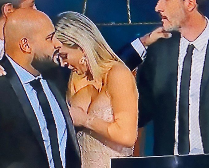 geminiscar2's tweet photo. bien 👏👏por el pelado q le aviso a cirio del 🛎️, quedo atonito y los demas no sabian donde mirar #MartinFierro2022 #MartinFierro #MartinFierroTelefe https://t.co/Ng9oodb20h