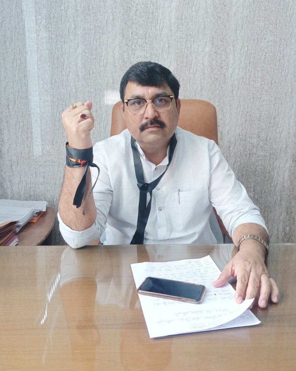 balrajkundu1's tweet photo. कांस्टेबल भर्ती को बदनीयती से लटकाना बन्द कर सरकार जल्द रिजल्ट घोषित करे और CET पर बार-बार स्टैंड बदलकर युवाओं को मानसिक रूप से प्रताड़ित करना छोड़ एग्जाम कंडक्ट कराए। गलत नीतियों से ही प्रदेश आज बेरोजगारी में नम्बर वन है।
#हरियाणा_पुलिस_रिजल्ट_जारी_करो 
#CET_डेट_सिलेबस_जारी_करो https://t.co/VzQvaadcEC