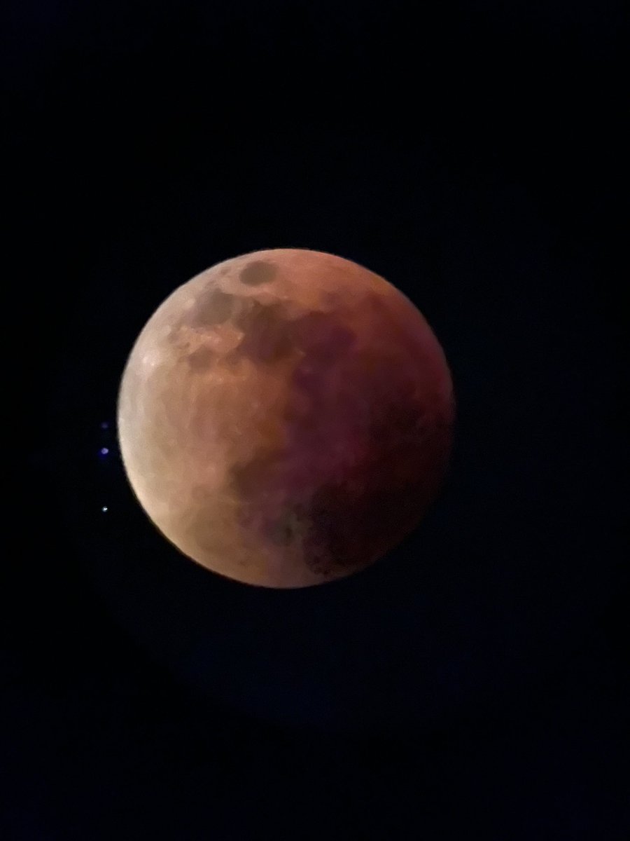 Cyn3by1's tweet photo. 2022 lunar eclipse https://t.co/dAAwx84orm