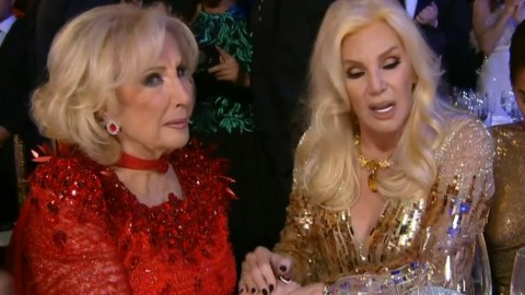 geminiscar2's tweet photo. lo mejor de la noche estas dos mujeres eternas y talentosas las amo!!! @mirthalegrand y @Su_Gimenez 👏👏👏#MF2022 #MartinFierro #MartinFierro2022 #MartinFierroTelefe susana gimenez mirtha legrand https://t.co/jWPNaP7Epr