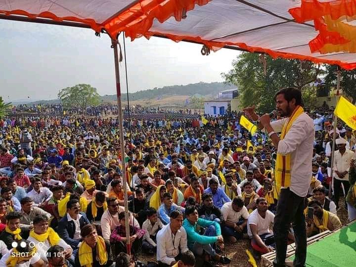 AlawaNitesh's tweet photo. #Jays the revolution of the thoughts..
Jays ने क्षेत्रवाद,जातिवादी,जंजीरो को तोड़कर आदिवासी समाज को एक मंच दिया जहाँ से हजारों युवा निकलकर समाज के सवेधानिक अधिकारों के लिए लड़ रहे है, शोषण अत्याचार के खिलाफ आवाज़ बुलंद का नाम ही jays है लिए
#jays_स्थापना_दिवस
#जयस_स्थापना_दिवस https://t.co/aJc13aM0ET
