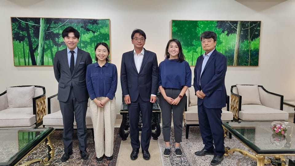 KoreaEmbassyPK's tweet photo. Dinner with Korean staff members from International Organizations in Pakistan
On April 19, Ambassador Suh Sangpyo @SangpyoSuh hosted dinner for the Korean staff members who are working at the local offices of IOM and UNHCR.
#IOM #UNHCR #EmbassyROK #KoreanEmbassy https://t.co/E7chVDiDHf