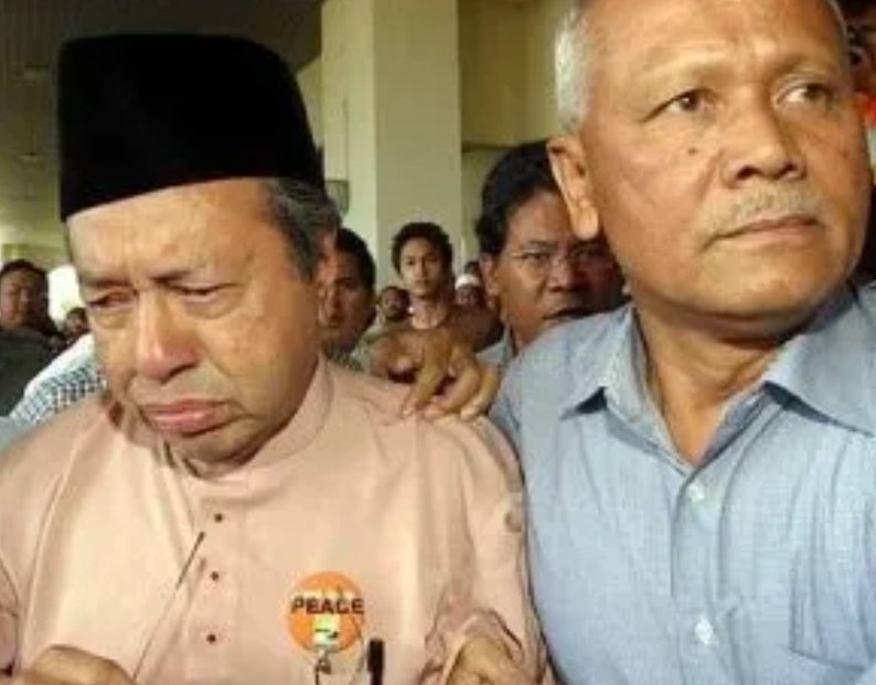 f4kr0ls00d's tweet photo. Budaya sambut² ketibaan pemimpin turun kapalterbang ni teringat aku peristiwa pada tahun 2006, atok disembur spray lada ketika tiba di lapangan terbang pengkalan chepa. https://t.co/Z1J5VtLI0C