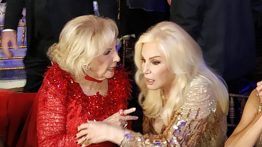 geminiscar2's tweet photo. lo mejor de la noche estas dos mujeres eternas y talentosas las amo!!! @mirthalegrand y @Su_Gimenez 👏👏👏#MF2022 #MartinFierro #MartinFierro2022 #MartinFierroTelefe susana gimenez mirtha legrand https://t.co/jWPNaP7Epr