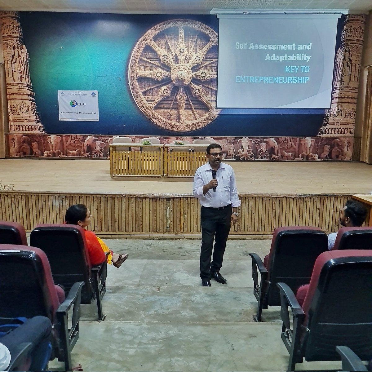EcellAdit's tweet photo. E-CELL ADIT arranged a workshop for skills and ideas  required for enterpreneurship. 
In this amazing workshop, two great speaker - Mr. Vinit Mutha and Mr. Yagnik Gupta give their experience on path to successful enterpreneurship and hurdles faced in entrepreneurship.
 
#ecell https://t.co/32aWEe92XE