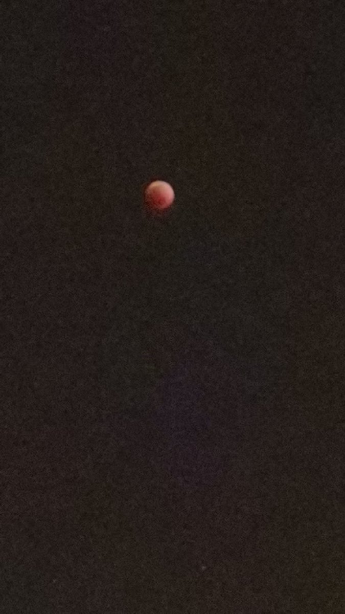 7Isabel8's tweet photo. Q emoción ver de anaranjado la Luna.... Un eclipse de esta dimensión imposible volver a ver.... https://t.co/2a78q6lhnw