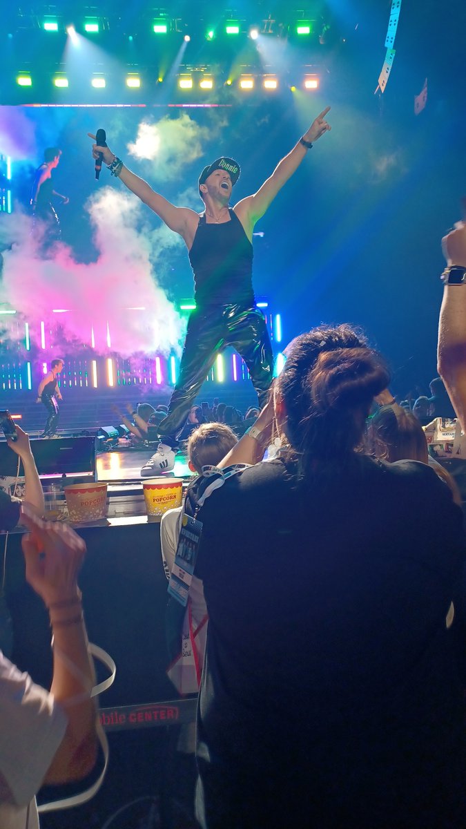 Detel_87's tweet photo. This was so missed! Love you @DonnieWahlberg #Blockhead  #MixtapeTour2022 https://t.co/5lKBt69YoP