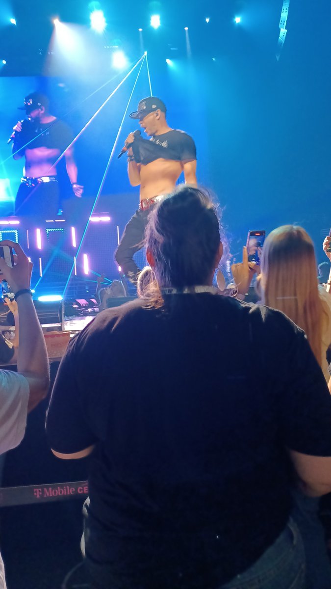 Detel_87's tweet photo. This was so missed! Love you @DonnieWahlberg #Blockhead  #MixtapeTour2022 https://t.co/5lKBt69YoP