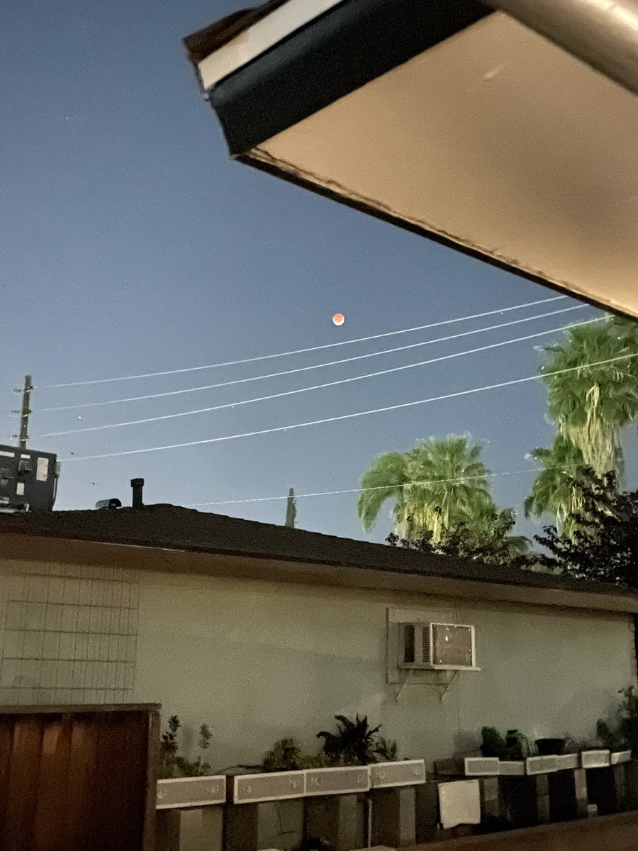maxr01chel's tweet photo. #EclipseLunar #eclipseentn aca viendo desde San Bernardino, California! #tn #eclipseTN https://t.co/AXRmANH9jT