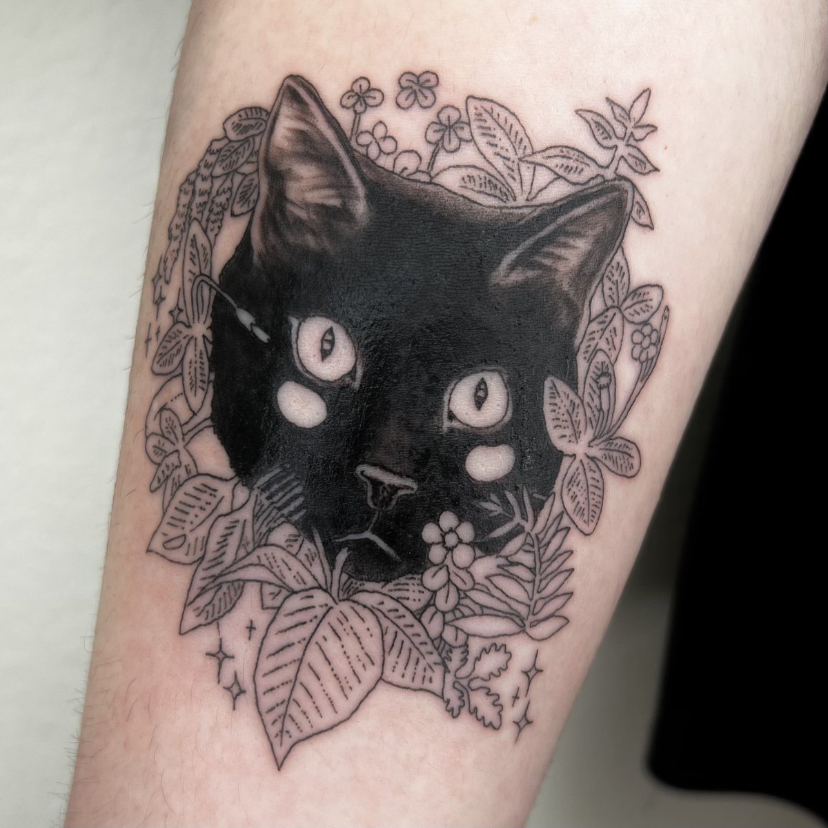coralFPS's tweet photo. i got tattooed today! :) https://t.co/NzxvlIH30V