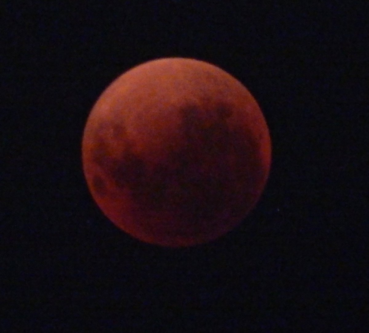 Ana_lia_d's tweet photo. El eclipse en pablo podesta, las nubes complicaban un poco. Pero algo pudimos hacer. #EclipseLunar #eclipseTN #Eclipse #LunaRoja #Eclipse2022 #EclipseLunarTotal https://t.co/71ht5e8BG8