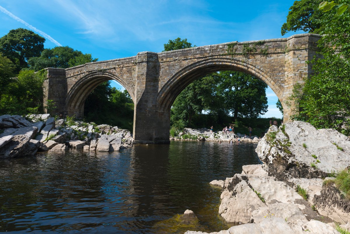 yorkshire_dales's tweet image. It's #NationalWalkingMonth and every day we're sharing one of our favourite #YorkshireDales walks that you can do.

Walk 16 is a short walk taking in the stunning #DevilsBridge and historic heart of #KirkbyLonsdale. Get it on our app 👇

yorkshiredales.org.uk/things-to-do/g…

📸 Paul Harris