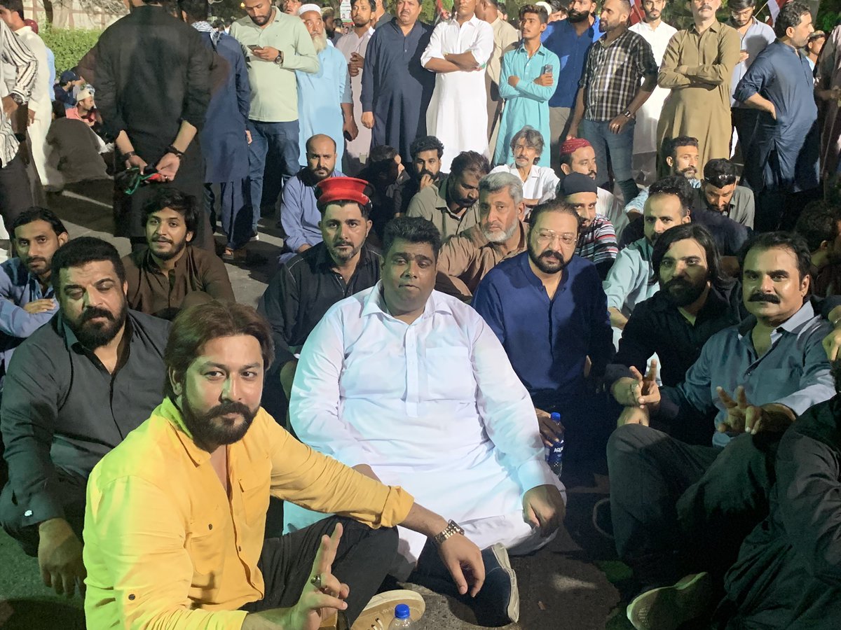 farooqak77's tweet photo. A historic welcome to the Chairman Bilawal Bhutto Zardari in Karachi after becoming youngest Foreign Minister. Large number of party workers gathered at Khi Airport Old Terminal to receive him.
#KarachiWelcomesBilawal
#PPP #Ward2 #gulshanejamal #askariiv #askari4 #PPP4Karachi https://t.co/uyLymtteoo