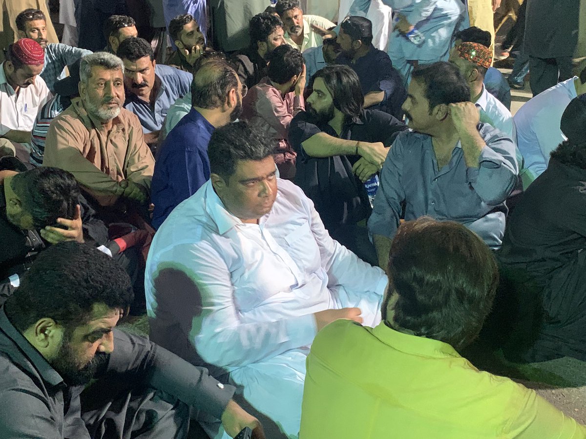 farooqak77's tweet photo. A historic welcome to the Chairman Bilawal Bhutto Zardari in Karachi after becoming youngest Foreign Minister. Large number of party workers gathered at Khi Airport Old Terminal to receive him.
#KarachiWelcomesBilawal
#PPP #Ward2 #gulshanejamal #askariiv #askari4 #PPP4Karachi https://t.co/uyLymtteoo