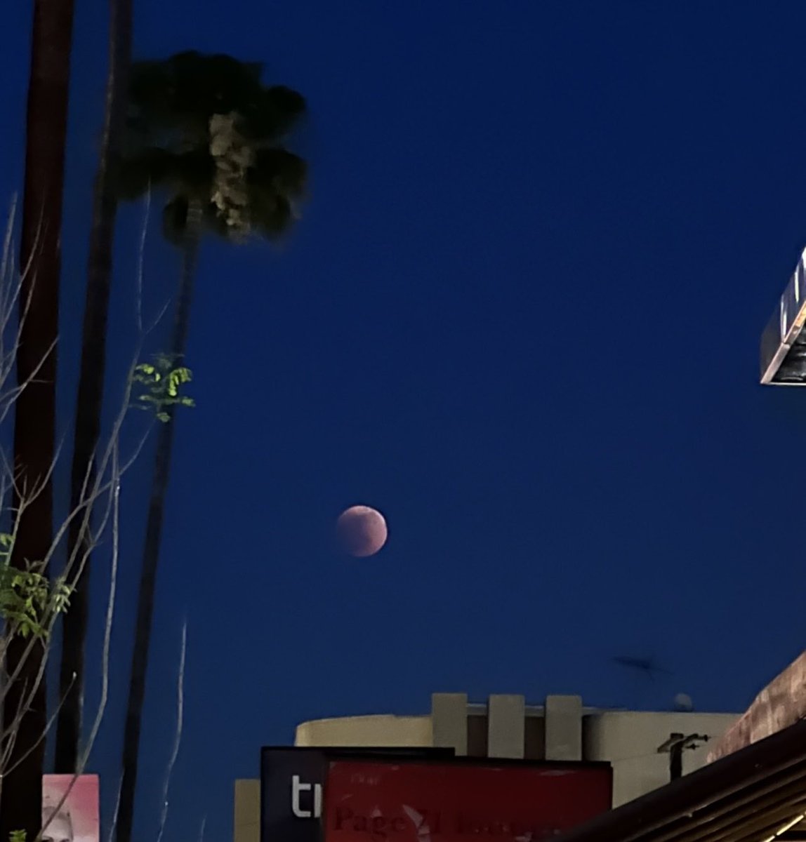 marilerie's tweet photo. Beautiful Blood Moon #BloodMoon2022 #LunarEclipse https://t.co/1ssgLtTkM2