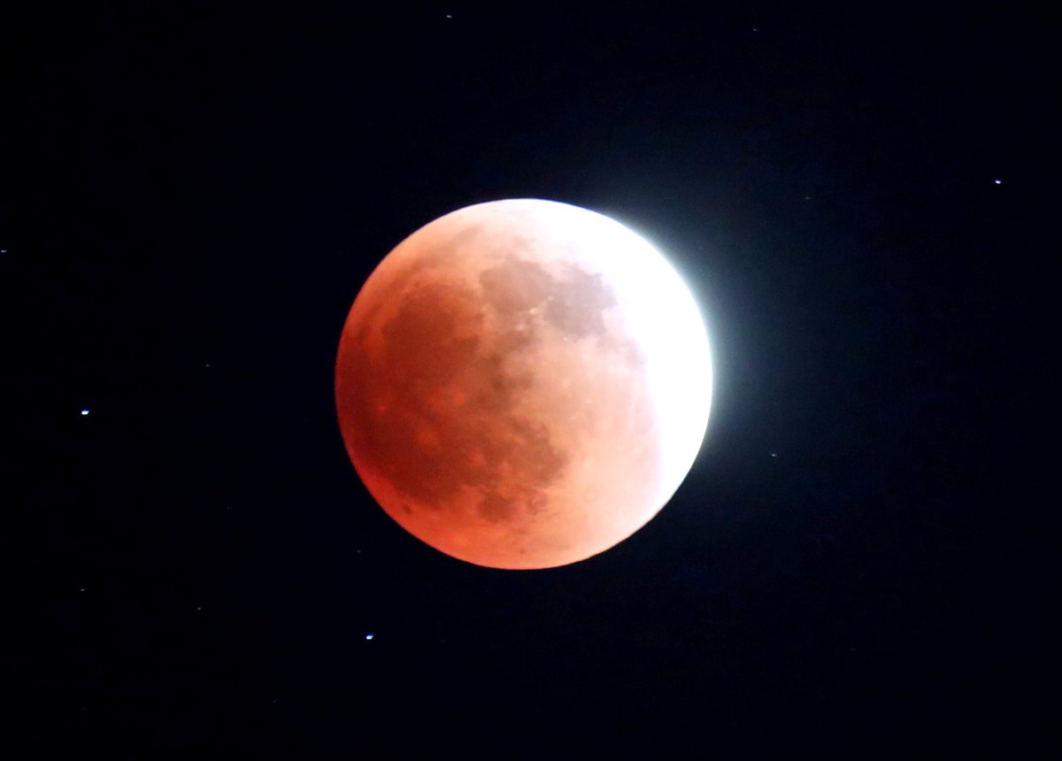 KellyHumphrey2's tweet photo. Got to cover a total lunar eclipse tonight. Fantastic weather, no clouds and no bugs. This was a fun assignment #lunareclipse2022 https://t.co/UP3plYuE6U