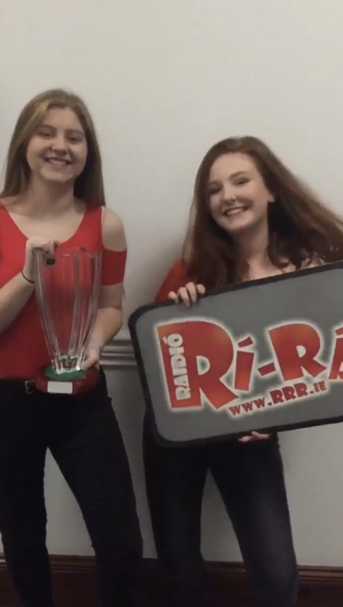 Sin mise! Thíos ansin! Mo chlár féin ar <a href="/RaidioRiRa/">Raidió Rí-Rá ⭕️</a> !! Chomh sásta lá bheith anseo faoi dheireadh. Seo grianghraf dom ó 5 bliain ó shin, imíonn an t-am ró-thapaigh
