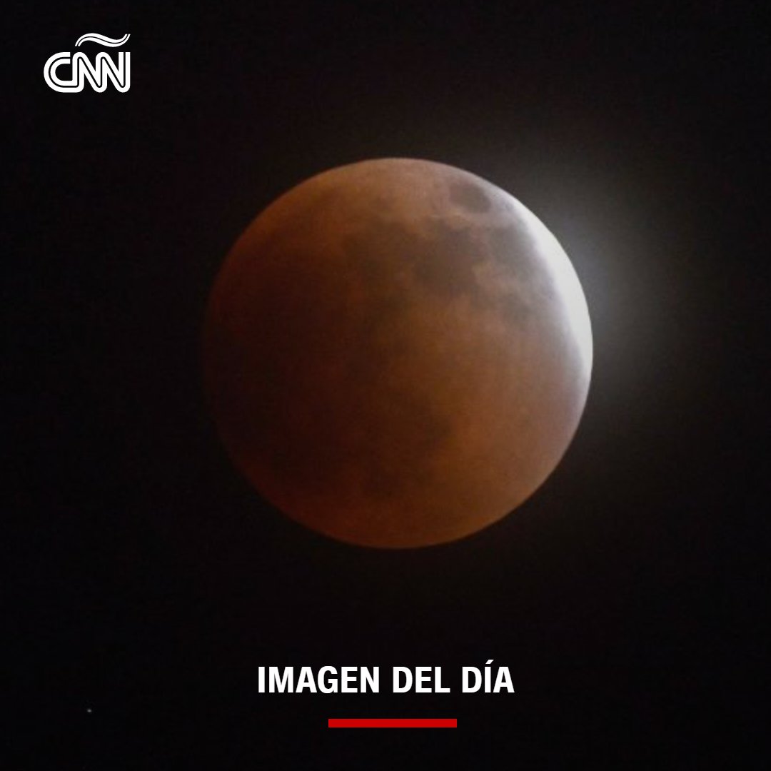 CNNEE's tweet photo. 🌒 🔭 Este domingo ocurrió uno de los eventos astronómicos más esperados de 2022: un eclipse total de Luna. La Luna brilló con un color rojizo, por lo que se le conoce como la "luna de sangre", según The Old Farmer's Almanac. ¿Lo viste? Mira la galería en CNN en Español. https://t.co/vG7NWJi3Cw