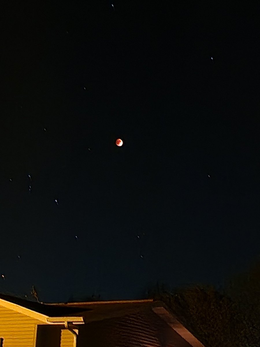 LovinTheLanes's tweet photo. My view of the Blood Moon this evening!! So beautiful and breathtaking. Stop and think about how lucky we are to be on this planet. Stop fighting and start enjoying. Love and light to everyone! 🌙💖#PleaseLookUp #lunareclipse2022 #beautiful #LunarEclipse #BloodMoon https://t.co/MxQk8fAq2d