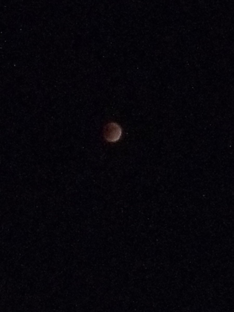 gbm_gaming's tweet photo. Clouds cleared enough to get a shot of the #BloodMoon #lunareclipse2022 https://t.co/Zrey0zpGvb