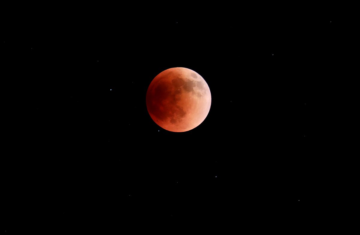 KellyHumphrey2's tweet photo. Got to cover a total lunar eclipse tonight. Fantastic weather, no clouds and no bugs. This was a fun assignment #lunareclipse2022 https://t.co/UP3plYuE6U