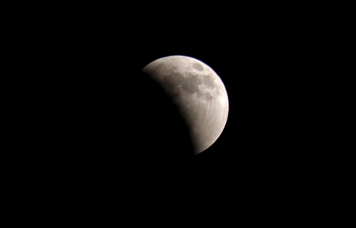 KellyHumphrey2's tweet photo. Got to cover a total lunar eclipse tonight. Fantastic weather, no clouds and no bugs. This was a fun assignment #lunareclipse2022 https://t.co/UP3plYuE6U