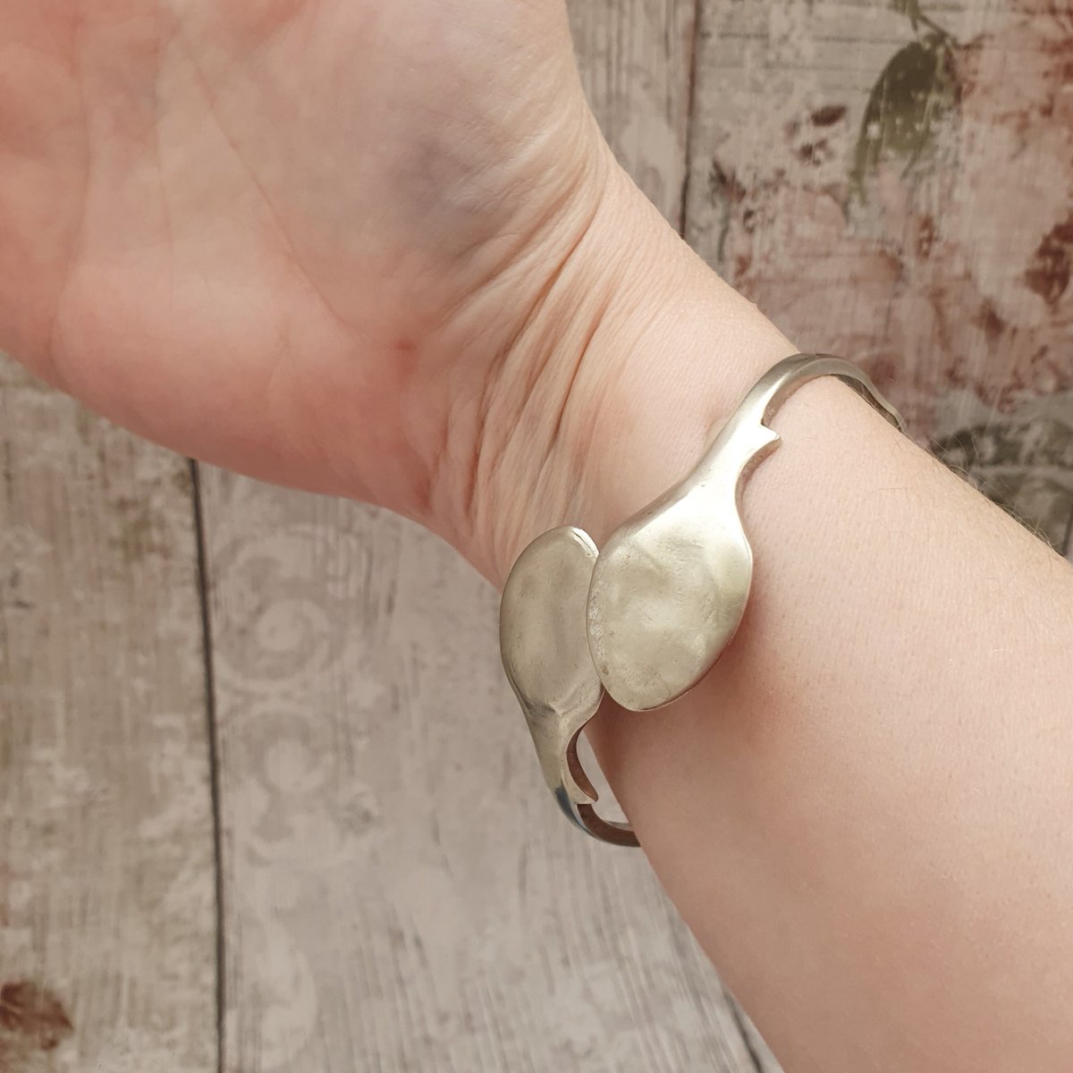 martisanne's tweet photo. Chunky silver plated bracelet, spoon bangle, eco jewellery, recycled, silverware jewellery, anniversary gift, 25 years, wife mom friend, F9 https://t.co/DVDkzvvgeV #TMTinsta #EtsyTeamUnity #SpoonBangle https://t.co/zjiqipaWW3